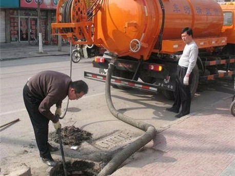 乌烈镇清掏化粪池，健康生活从这里开始