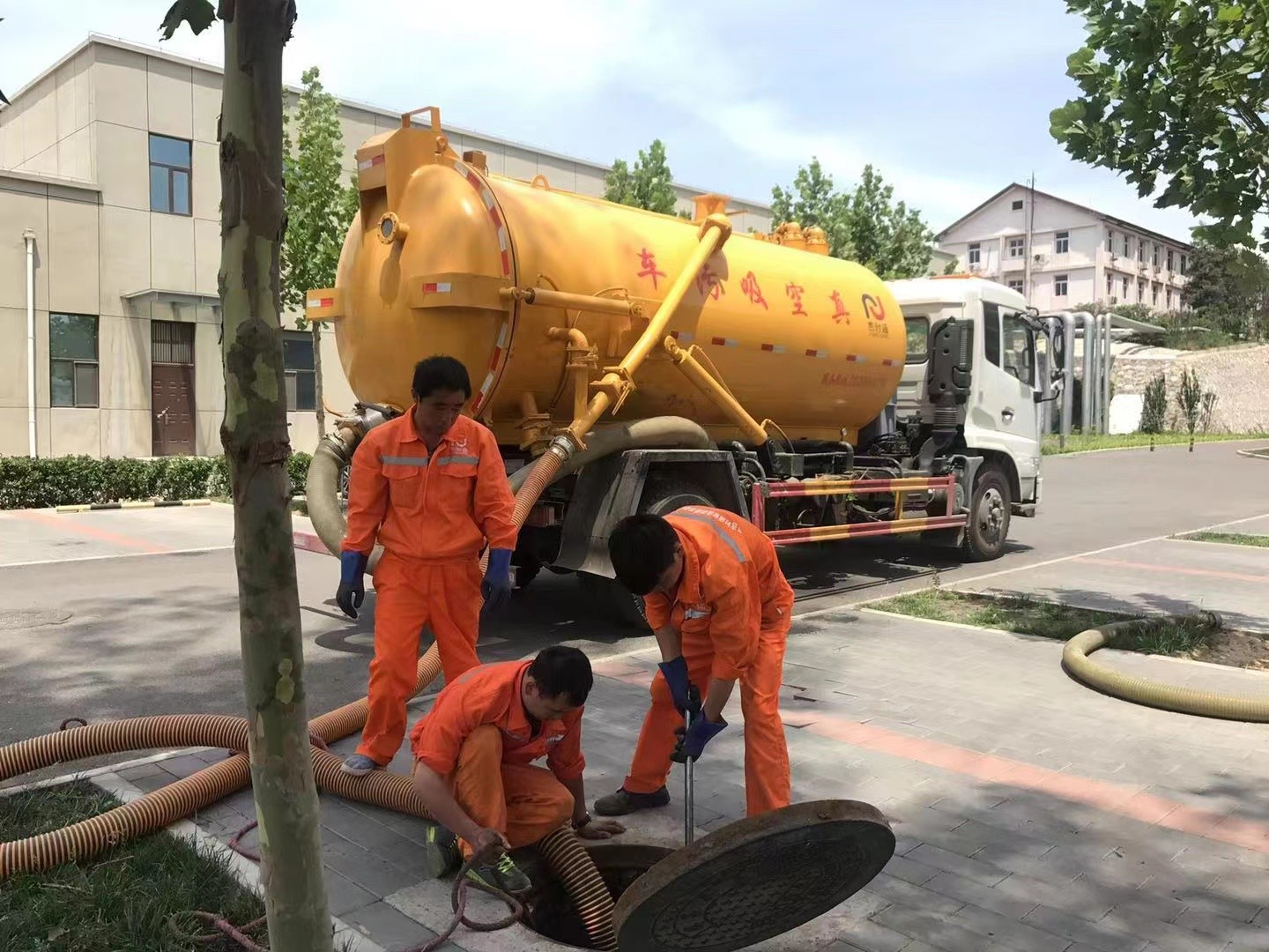 乌烈镇化粪池清理与5-8吨吸粪车施工效率分析